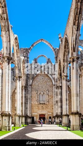 Touristen, die an einem sonnigen Frühlingstag das zerstörte Hauptschiff der Carmo-Kirche erkunden. Stockfoto