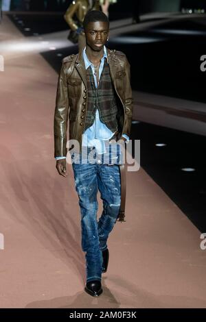 Mailand, Italien. 10 Jan, 2020. DSQUARED2 Herbst/Winter 2020/2021 Start- und Landebahn in Mailand auf der Modewoche Männer" Januar 2020 - Mailand, Italien 10/01/2020 | Verwendung der weltweiten Kredit: dpa/Alamy leben Nachrichten Stockfoto