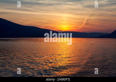 Fantastische Dämmerung mit Meer und Bergen Stockfoto