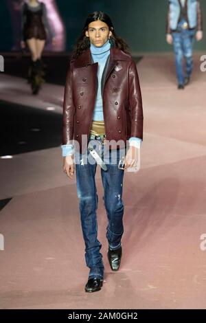 Mailand, Italien. 10 Jan, 2020. DSQUARED2 Herbst/Winter 2020/2021 Start- und Landebahn in Mailand auf der Modewoche Männer" Januar 2020 - Mailand, Italien 10/01/2020 | Verwendung der weltweiten Kredit: dpa/Alamy leben Nachrichten Stockfoto