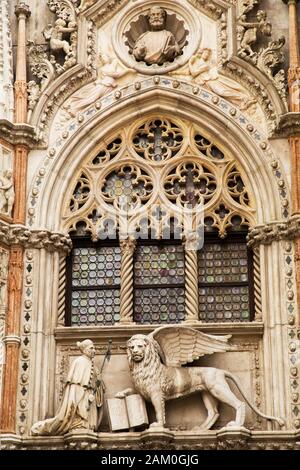 Die Porta della Carta mit der Statue der Doge Foscari und den Löwen des Hl. Markus ist der Eingang zum Hof des Palazzo Ducale in Venedig Italien Stockfoto