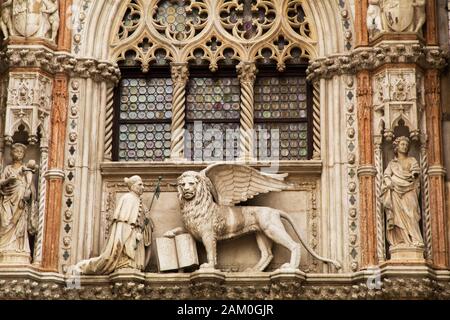 Die Porta della Carta mit der Statue der Doge Foscari und den Löwen des Hl. Markus ist der Eingang zum Hof des Palazzo Ducale in Venedig Italien Stockfoto