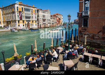 Menschen in ein Cafe mit Blick auf den Canal Grande in Venedig Italien sitzen Stockfoto