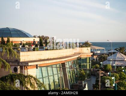 Café auf dem Dach mit schöner Aussicht auf das Meer in Sotschi 05.09.2019 Stockfoto