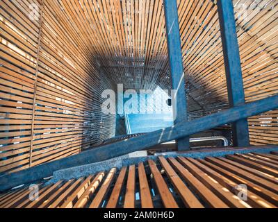 Gelb Holz- vertikale dünne Streifen Wand Hintergrund Stockfoto, Bild