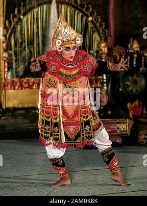 Junger balinesischer Mann, der den Baris Krieger-Tanz mit traditionellen Kostümen im Pura Saraswati Tempel in Ubud, Bali, Indonesien ausführt. Stockfoto