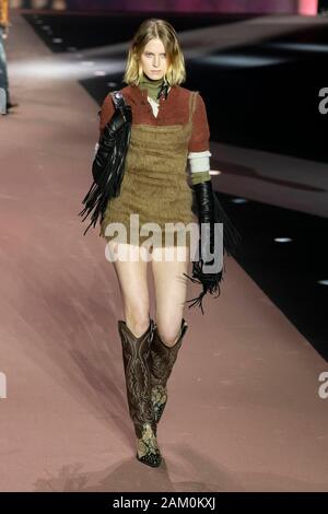 Mailand, Italien. 10 Jan, 2020. DSQUARED2 Herbst/Winter 2020/2021 Start- und Landebahn in Mailand auf der Modewoche Männer" Januar 2020 - Mailand, Italien 10/01/2020 | Verwendung der weltweiten Kredit: dpa/Alamy leben Nachrichten Stockfoto