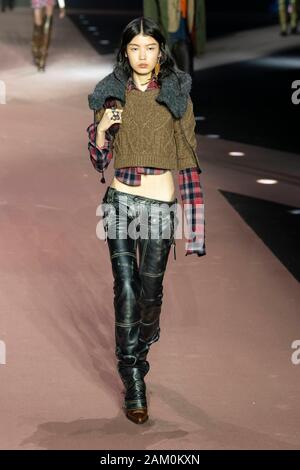 Mailand, Italien. 10 Jan, 2020. DSQUARED2 Herbst/Winter 2020/2021 Start- und Landebahn in Mailand auf der Modewoche Männer" Januar 2020 - Mailand, Italien 10/01/2020 | Verwendung der weltweiten Kredit: dpa/Alamy leben Nachrichten Stockfoto