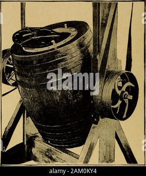 Milch und seinen Produkten und eine Abhandlung über die Natur und die Eigenschaften der Milch und der Herstellung von Butter und Käse. Über die Buttern byagitating der Creme mit schwimmt oder Paddles und Inder altmodische dash Churn gab es eine minimumamount der Gehirnerschütterung, die Bewegung, die weitgehend Steuerung gespeichertenfahrzeugtyp. Rühren. Wo die Agitation ist aboutby brachte die Verwendung von Paddles oder Rühren Instrumente, thetexture der Butter in der Regel verletzt, weil der Effekt der rühren Motion über Korn der ersten Partikel von Butter gebildet. Die besten Butterfässer sind dann völlig hohl Schiffe, Fass oder Box, die Stockfoto