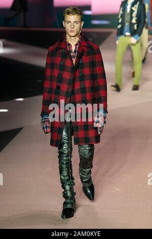 Mailand, Italien. 10 Jan, 2020. DSQUARED2 Herbst/Winter 2020/2021 Start- und Landebahn in Mailand auf der Modewoche Männer" Januar 2020 - Mailand, Italien 10/01/2020 | Verwendung der weltweiten Kredit: dpa/Alamy leben Nachrichten Stockfoto