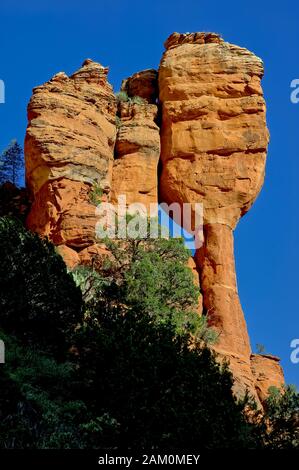 Ein Porträtfoto einer Felsformation im Fay Canyon namens "Fay's Child". Es befindet sich in der Nähe von Sedona Arizona. Stockfoto