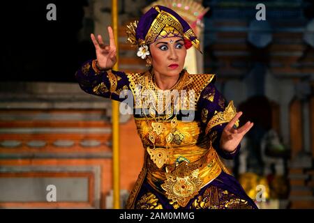 Balinesische Tänzerin, die Legong tanzt und traditionelle Kostüme im Pura Saraswati Tempel in Ubud, Bali, Indonesien trägt. Stockfoto