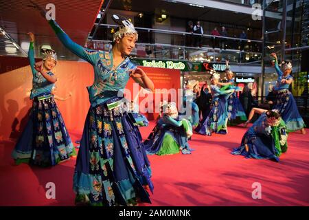 Berlin, Deutschland. 10 Jan, 2020. Tänzer einer Kunst Truppe aus dem Südwesten Chinas Provinz Guizhou während einer kulturellen Veranstaltung in der Innenstadt von Berlin, Deutschland, Jan. 10, 2020. 'Happy Chinese New Year', eine Reihe von kulturellen Veranstaltung der kommenden Chinesischen Frühlingsfest, oder Lunar New Year, in der Innenstadt von Berlin am Freitag trat feiern. Das chinesische Mondjahr fällt am 31.01.25 in diesem Jahr. Credit: Wang Qing/Xinhua/Alamy leben Nachrichten Stockfoto