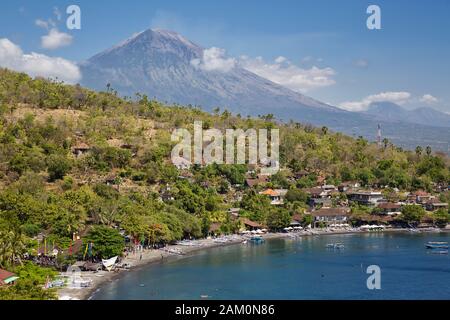 Jemeluk Bay in der Nähe von Amed an der Ostküste von Bali, mit Mount Agung im Hintergrund Stockfoto