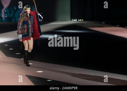 Mailand, Italien. 10 Jan, 2020. DSQUARED2 Herbst/Winter 2020/2021 Start- und Landebahn in Mailand auf der Modewoche Männer" Januar 2020 - Mailand, Italien 10/01/2020 | Verwendung der weltweiten Kredit: dpa/Alamy leben Nachrichten Stockfoto