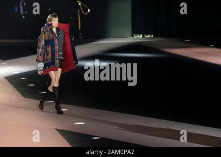 Mailand, Italien. 10 Jan, 2020. DSQUARED2 Herbst/Winter 2020/2021 Start- und Landebahn in Mailand auf der Modewoche Männer" Januar 2020 - Mailand, Italien 10/01/2020 | Verwendung der weltweiten Kredit: dpa/Alamy leben Nachrichten Stockfoto