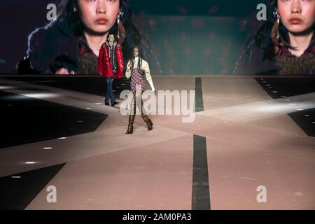 Mailand, Italien. 10 Jan, 2020. DSQUARED2 Herbst/Winter 2020/2021 Start- und Landebahn in Mailand auf der Modewoche Männer" Januar 2020 - Mailand, Italien 10/01/2020 | Verwendung der weltweiten Kredit: dpa/Alamy leben Nachrichten Stockfoto