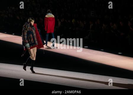 Mailand, Italien. 10 Jan, 2020. DSQUARED2 Herbst/Winter 2020/2021 Start- und Landebahn in Mailand auf der Modewoche Männer" Januar 2020 - Mailand, Italien 10/01/2020 | Verwendung der weltweiten Kredit: dpa/Alamy leben Nachrichten Stockfoto
