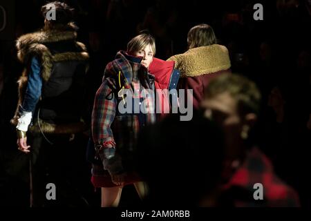 Mailand, Italien. 10 Jan, 2020. DSQUARED2 Herbst/Winter 2020/2021 Start- und Landebahn in Mailand auf der Modewoche Männer" Januar 2020 - Mailand, Italien 10/01/2020 | Verwendung der weltweiten Kredit: dpa/Alamy leben Nachrichten Stockfoto