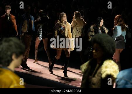 Mailand, Italien. 10 Jan, 2020. DSQUARED2 Herbst/Winter 2020/2021 Start- und Landebahn in Mailand auf der Modewoche Männer" Januar 2020 - Mailand, Italien 10/01/2020 | Verwendung der weltweiten Kredit: dpa/Alamy leben Nachrichten Stockfoto