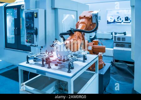 Roboterarm Fang für electronic assembly line. Der Roboter für die intelligente Technologie der Fertigung. Stockfoto