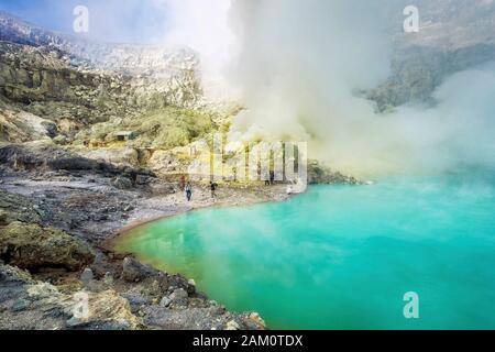 Schwefelbergbau am Vulkan Kawah Ijen in Ostjava, Indonesien. Stockfoto
