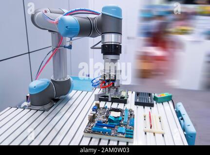 Automatisierung der Zusammenbau der Maschine computer Platine mit Roboterarm, Smart Factory Industrie 4.0 Konzept. Stockfoto