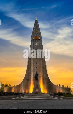 Die Kirche Hallgrimskirkja Gebäude Außenansicht bei Nacht in Reykjavik, Island, Europa. Stockfoto