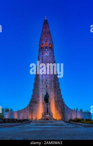 Die Kirche Hallgrimskirkja Gebäude Außenansicht bei Nacht in Reykjavik, Island, Europa. Stockfoto