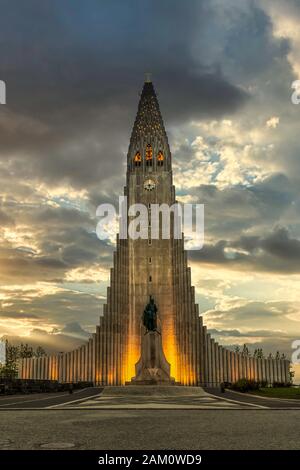 Die Kirche Hallgrimskirkja Gebäude Außenansicht bei Nacht in Reykjavik, Island, Europa. Stockfoto