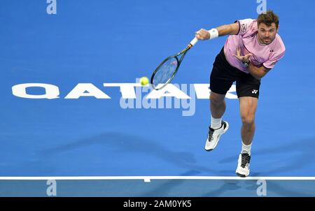 Doha, Katar. 10 Jan, 2020. Stan Wawrinka in der Schweiz dient während der Singles im Halbfinale gegen Corentin Moutet Frankreichs bei Qatar Open Tennis ATP-Turnier in Doha, Katar, Jan. 10, 2020. Credit: Nikku/Xinhua/Alamy leben Nachrichten Stockfoto