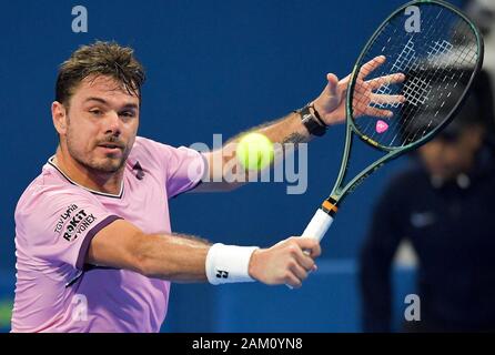 Doha, Katar. 10 Jan, 2020. Stan Wawrinka der Schweiz liefert die Kugel während der Singles im Halbfinale gegen Corentin Moutet Frankreichs bei Qatar Open Tennis ATP-Turnier in Doha, Katar, Jan. 10, 2020. Credit: Nikku/Xinhua/Alamy leben Nachrichten Stockfoto