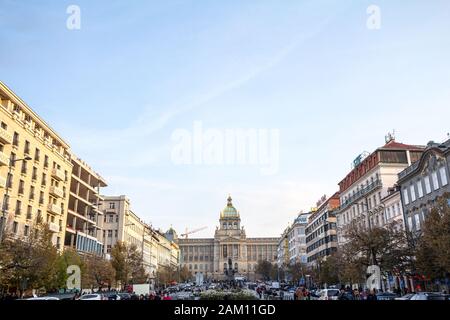 Prag, TSCHECHIEN - 31. OKTOBER 2019: Touristen, die am Vaclaske Namesti oder am Wenzelsplatz vorbeiziehen und stehen, mit dem Nationalmuseum (Narodni Muzeu Stockfoto