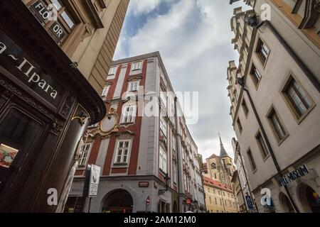 Prag, TSCHECHIEN - 1. NOVEMBER 2019: Enge Straße der Prager Altstadt, genannt Stare Mesto, mit mittelalterlichen Gebäuden und Schwerpunkt auf dem St. Giles C Stockfoto