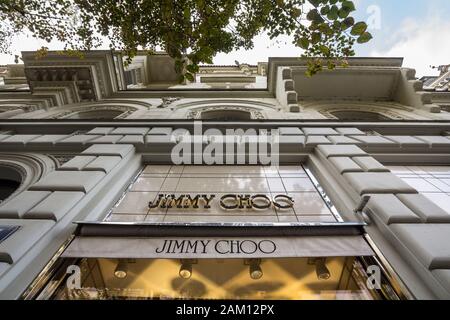 Prag - TSCHECHIEN - 1. NOVEMBER 2019: Jimmy Choo Logo vor ihrer Boutique in Prag. Jimmy Choo ist ein malaysischer und britischer Modedesigner spe Stockfoto