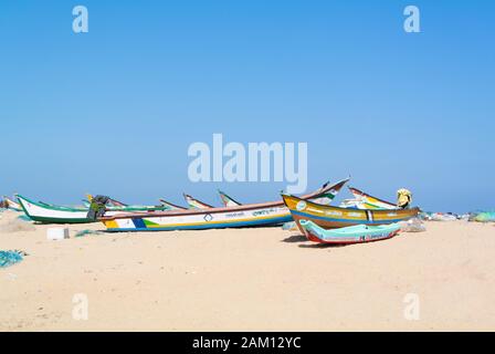 Fischerboote am Mahabalipuram Strand, Tamil Nadu, Südindien, Tamil Nadu, Südindien Stockfoto