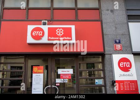 Prag - TSCHECHIEN - 1. NOVEMBER 2019: Das Logo von Era Cesko und Postovni Sporitelna vor ihrer Niederlassung in prag. Teil von CSOB ist die Post Bank, spe Stockfoto