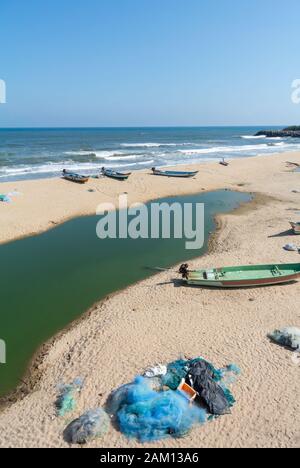 Fischerboote am Mahabalipuram Strand, Tamil Nadu, Südindien, Tamil Nadu, Südindien Stockfoto