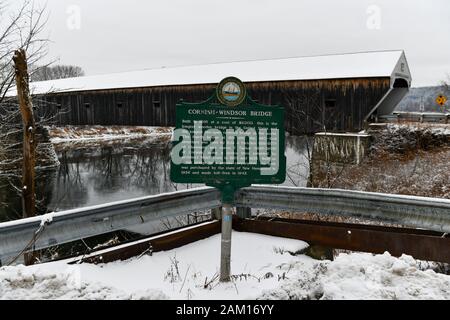 Schild mit der Cornisch-Windsor Covered Bridge. Sie verbindet Vermont und New Hampshire an ihren Grenzen. Es ist die längste überdachte Brücke der Welt Stockfoto