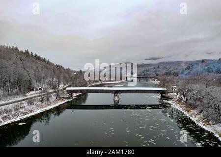 Die Cornisch-Windsor Covered Bridge. Sie verbindet Vermont und New Hampshire an ihren Grenzen. Es ist die längste überdachte Brücke der Welt mit 460 Fuß. Es w Stockfoto