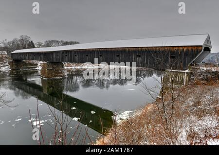 Die Cornisch-Windsor Covered Bridge. Sie verbindet Vermont und New Hampshire an ihren Grenzen. Es ist die längste überdachte Brücke der Welt mit 460 Fuß. Es w Stockfoto