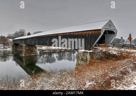 Die Cornisch-Windsor Covered Bridge. Sie verbindet Vermont und New Hampshire an ihren Grenzen. Es ist die längste überdachte Brücke der Welt mit 460 Fuß. Es w Stockfoto