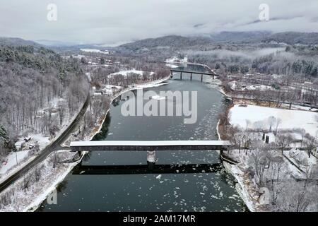 Die Cornisch-Windsor Covered Bridge. Sie verbindet Vermont und New Hampshire an ihren Grenzen. Es ist die längste überdachte Brücke der Welt mit 460 Fuß. Es w Stockfoto