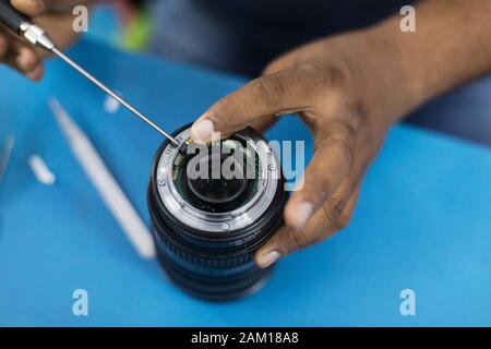 Ein Techniker repariert die Kameralinse in einem Geschäft in Hyderabad, Indien Stockfoto