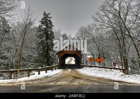 Dingleton Hill Covered Bridge in Cornish, New Hampshire im Winter. Stockfoto