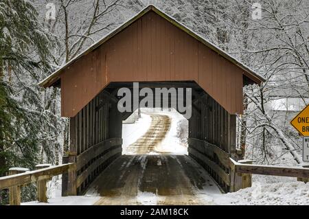 Dingleton Hill Covered Bridge in Cornish, New Hampshire im Winter. Stockfoto