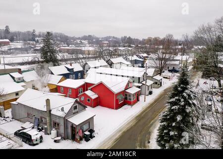 Luftaufnahme der Kleinstadt Windsor, Vermont im Winter. Stockfoto