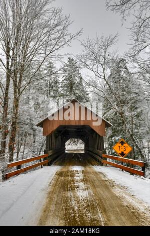 Dingleton Hill Covered Bridge in Cornish, New Hampshire im Winter. Stockfoto