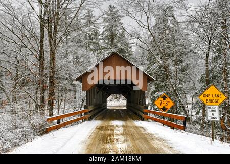 Dingleton Hill Covered Bridge in Cornish, New Hampshire im Winter. Stockfoto