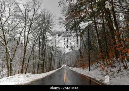 Town House Road, eine typische verschneite Landstraße in Cornish, New Hampshire im Winter. Stockfoto